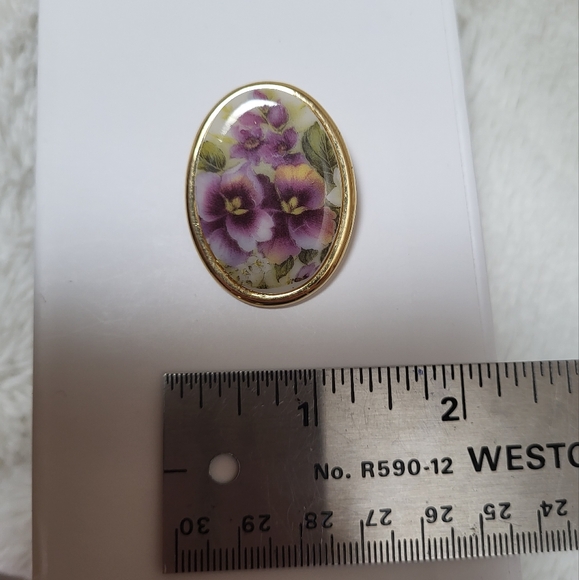 Vintage Porcelain Brooch with Painted Purple Violets! - Picture 4 of 5
